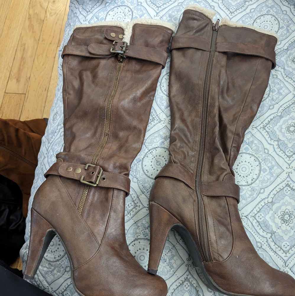 Brown heeled boot with Sherpa detail at top